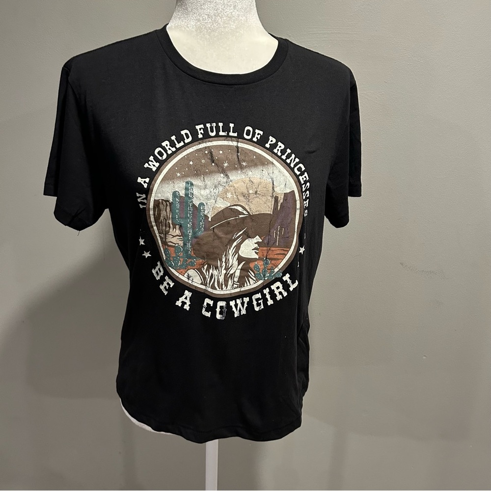 NWOT “In a World Full of Princesses be a Cowgirl” Black T-Shirt Women’s Large